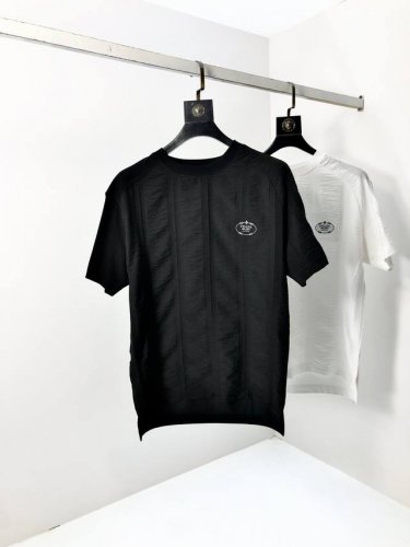 普拉达。2025春夏新品时尚圆领短袖高级定制百搭款式！更有实用感 任何人都可以轻松驾驭 采用莫代尔氨纶面料制作，奢华经典品牌Logo设计，H非常显档次懂货的必须