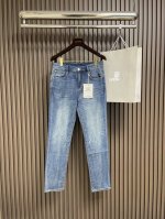 Givenchy 2025Ss后袋刺绣牛仔裤，经典五袋款，完全属 于心目中的牛仔裤该有的模样，适度的水洗，修身的版型，没有大亮点，但足够经典的可以撑起衣橱里 的