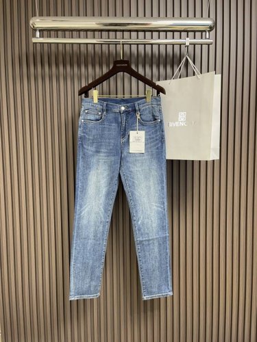 Givenchy 2025Ss后袋刺绣牛仔裤，经典五袋款，完全属 于心目中的牛仔裤该有的模样，适度的水洗，修身的版型，没有大亮点，但足够经典的可以撑起衣橱里 的