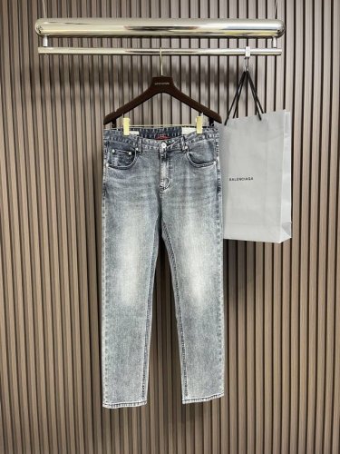 Brunellocucinelli Bc 男士休闲牛仔裤，2025Ss早春新款，内里完美包边，定制原版五金，背面精美皮牌，客供进口牛仔面料，版型挺阔 上身百搭。