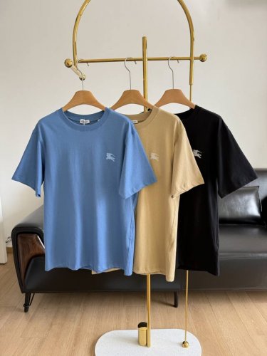 Burberry男装 马术骑士徽章棉质 短袖T 恤衫 纯棉质织物组织结构为平纹，面料的织物表面平整细腻，质地紧密，具有良好的吸湿透气性和舒适性，能够保持干爽舒适