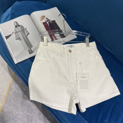 cheanl 24春夏新款纽扣高腰牛仔短裤版型 日常通勤款 简约大气 非常耐看气质百搭的一款神裤 定制渐变纽扣设计 很符合夏天 柔软细腻的牛仔面料。2色码数Sm