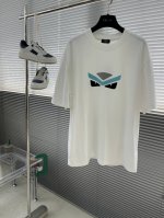 Fend 2025Ss新品短袖T恤，时尚有型，简约百搭款。版型挺括，经典品牌Logo，新工艺搭配，穿着舒适，纱织细腻，上身帅气十足，三标齐全，所有精细做工让整件