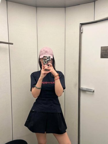 25Sscourreges超级收腰T写Jennie名字的黑T国内专柜同步上新Smlp ：黑