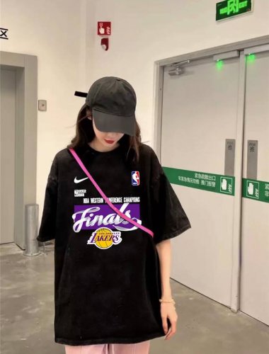 Nba X Nike 湖人西部总冠军纪念款耐克训练服短袖半袖T恤 采用260G双纱100%新疆精梳纯棉面料 采用过肩拉条工艺，百洗不变形！ -采用高端印花，百洗