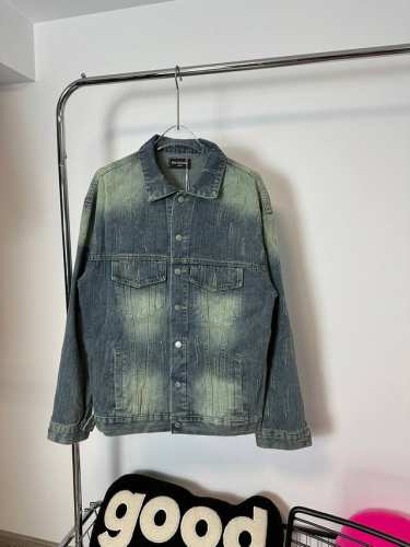 款号：Hmy56# Balenciaga巴黎世家Blcg水洗做旧后背烫钻标语牛仔夹克外套 做旧复古水洗超耐看秋冬本命外套 这款很特别跟别的牛仔衣都不一样 好喜欢