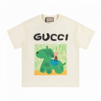 款号 367 gucci新品 无感印花 高克重短袖 选用客供定制针织100%纯棉面打造,面料手感细腻 厚实有质感的纯棉布 高密度的机织工艺 如棉絮般柔紧致舒适