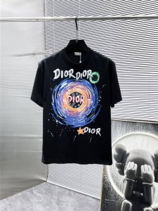 迪奥 Dior 2025Ss新款 半袖 体恤 短袖 圆领T恤，高端版本！专柜定制面料 透气舒适度高，细节无可挑剔，品牌元素设计理念，体现高品质。手感细腻柔软！呈