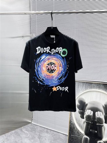 迪奥 Dior 2025Ss新款 半袖 体恤 短袖 圆领T恤，高端版本！专柜定制面料 透气舒适度高，细节无可挑剔，品牌元素设计理念，体现高品质。手感细腻柔软！呈