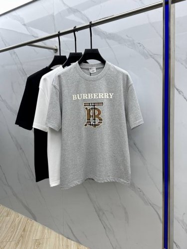 Burberry 巴宝莉 2025Fw春夏新品圆领打底外穿T恤，立体感Logo微廓形半袖 活性纯棉打底T恤，棉，手感面糯有骨感，柔而有韧性。工艺处理，韧性和抗皱