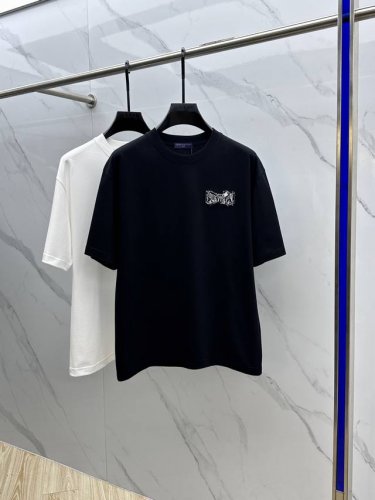 Louis Vuitto*路易威登 2025Fw春夏新品圆领打底外穿T恤 立体感Logo微廓形半袖纯棉打底 手感面糯有骨感 柔而有韧性 工艺处理 韧性和抗皱性能