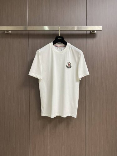 moncler 标志贴布短袖T恤 面料采用新疆长绒棉32支双股面料 克双纱 采用百灵达刺绣机作业章仔绣花 整体走线平直细腻 面料舒适柔软 颜色一致无色差 能与同