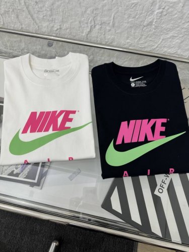Nike 耐克 Nk 25Ss胸前彩色钩子印花男女情侣圆领短袖T恤 小红书热门爆款 明星网红同款穿搭 男女日常通勤穿搭必备单品 高品质260克高克重双纱面料 亲