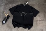 新款短袖上新2025Ss夏季新品 Armani 阿玛尼这件胸前刺绣线条T恤简直是穿搭 作弊器 时尚圈从来不缺T恤 但能像阿玛尼这件一样 把简约与高级融合得恰到好