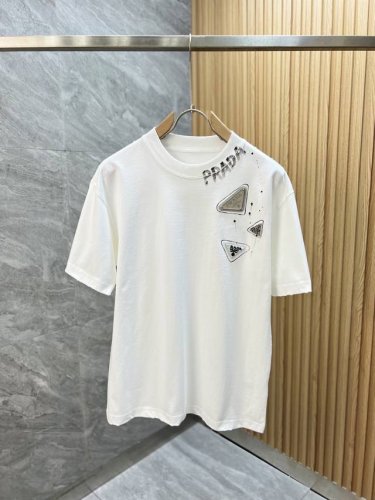 prada 普拉达 2025春夏新品 三标齐全 圆领纯棉短袖T恤 好货不用过多介绍 看细节 专柜码数：M-Xxxl 175 140建议L