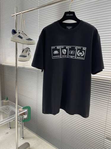 Balenciag 25Ss新款印花短T 此款，采用高克重，洗水面料，300克 工艺复杂，采用厚版数字工艺，叠加 添加个性色彩搭配 十足的造型搭配和彩色形成鲜明