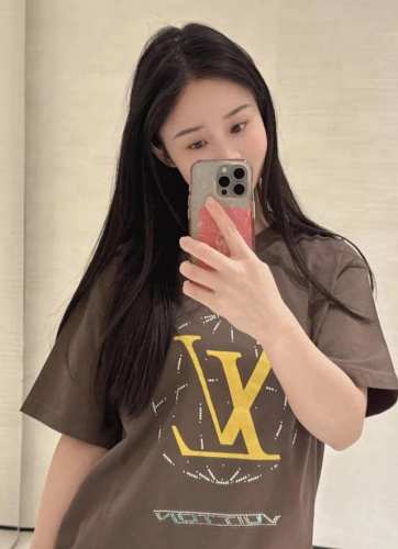 上新 路易威登新款棕榈岛前后烫钻图案短袖T恤 今年最新款好靓前后都好看的一件！！ 超级重工的一件 印花烫钻高级感拉满 阳光下是碎钻星河暗处是微光粼粼～ 精梳纯棉