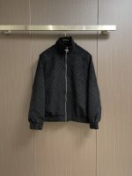 550 lv 暗纹满印小飞机标志夹克外套，面料采用100％聚酯纤维。全身都是Monogram元素，内里搭配了190克加密针织布上身亲肤，口袋布运用40支精棉高密