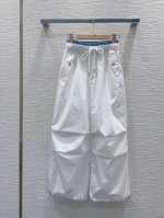 Miu Mi* 2025Ss新款 阔腿系列长裤 时髦好穿度爆棚的行走的工装裤 风格百搭 高级定制 轻薄舒适的面料 随性洒脱！不旦颜色美，质感也敲好！复古又时尚