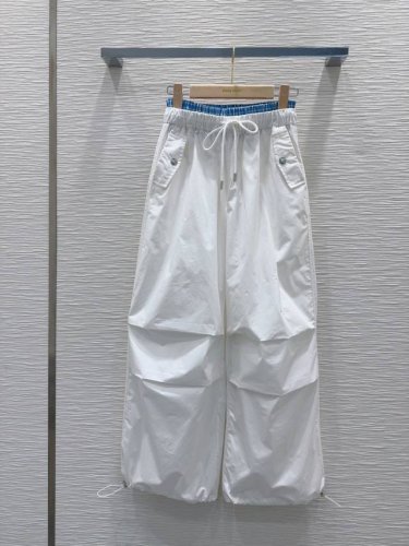 Miu Mi* 2025Ss新款 阔腿系列长裤 时髦好穿度爆棚的行走的工装裤 风格百搭 高级定制 轻薄舒适的面料 随性洒脱！不旦颜色美，质感也敲好！复古又时尚