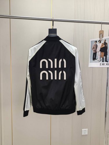 p390 Miumiu。25早春新品发售夹克外套，休闲日常穿搭！上身修饰身形、将时装美学和新都市商务休闲概念完美融合，通体将意式的极简、干练和户外功能性风格极致