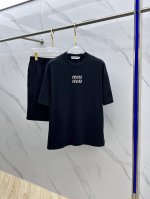 miu*缪缪 2025春夏最新款套装，男女款 贸易公司渠道稀出，同步官网发售！基本每一季都会有它的背影所在，期待着所有潮男潮女们的演绎！此款选用客供顶级纯棉洗水