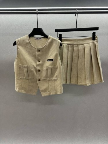 2680 Spring And Summer 套 独家Miumi* 马甲+压褶半裙套装 帅气又充满女人味 看似懒人穿搭 效果出奇好 马甲配半裙潇洒率性 英氏雅致