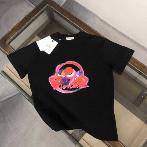 moncler 蒙口 最新款情侣款短袖T恤 品牌新元素图案印花设计 面料上身舒适透气 不僵硬 修身的剪裁 采用高定定制纯棉面料 上身舒适有型 内搭单穿都完全没问