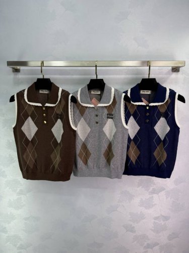 miumi*2025新品上架 菱格针织背心 定制Yb羊毛纱线织造 弹力舒适 质感十足 翻领Polo无袖背心裁剪 上身呈现休闲慵懒的穿搭格调 通体复古菱格纹交错