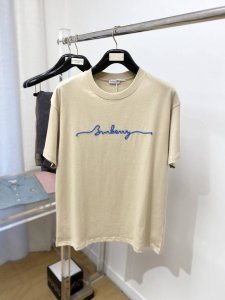 巴宝莉 2025最新款短袖T恤 帅气时尚 胸前精致刺绣字母Logo 简约百搭款 面料棉 不仅挺括 保持潮流的廓形 又穿着舒适 纱织更细腻 码数S-Xl