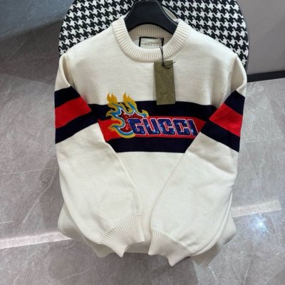 Guccl古驰 独家首发 原单品质 Guc*I 24秋冬新品 美式学院风复古圆领毛衣 胸前互扣双G火焰字母毛巾绣Logo 肩上四颗扣子可结开 胸前Logo手工定
