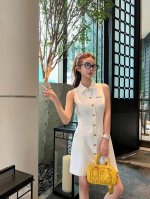 新品上新 Miu Miu 缪缪 翻领金色排扣连衣裙 高级定制 新款发售缪缪25Ss新款连衣裙 强烈推荐 翻领无袖马甲裙 金色单排扣 刺绣字母点缀 尺码：Sml