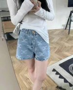 上新 celin* 赛琳 提花字母牛仔短裤 美式复古浅蓝色 夏日搭配小能手 腰头做了摇头扣设计 视觉上可以很好的拉长比例 呈现出你想要的好身材来 颜色 蓝色 码