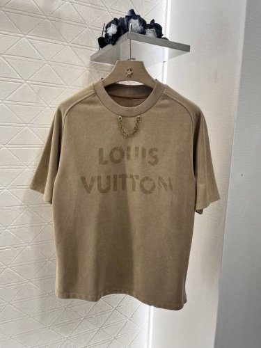 Louis Vuitto*2025新品上架 做旧水洗印花上衣短裤套装 定制Yb原生全棉材质 透气舒适 复古高级 短袖上衣采用克重面料 略带弹性显瘦修身 通体水洗
