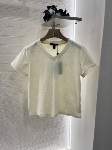 Louis Vuitto*2025新品上架 桃心领提花暗纹 定制Yb原生全棉材质 透气舒适 质感十足 常规短袖T恤裁剪 凸显品牌格调 采用克重纯棉制成 略带有弹