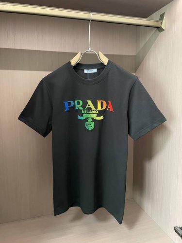 prad男士时装款圆领短袖T恤，贸易公司洋行货，高级限定款，25年春夏新品，明星级人气单品！ 客供埃及进口顶级面料，甄选尼罗河区域光照极好的上等棉花原料，经过百