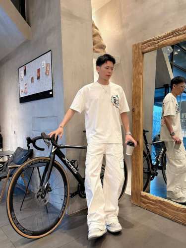 Qian Dg 25Ss夏季新款手绘短袖T恤！专柜同步，每一件都是纯手工画制而成.独特的Logo 个性艺术系列全网独家首发 百搭款细节处理完美240克纯棉面料十