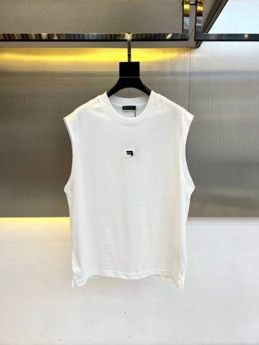 巴黎世家、25S夏季新品背心，胸口品牌Logo经典时尚，大方气质屹立！如此时尚高级感！小心机设计，尽情的展示了裁剪和工艺的高超。真的处处都充满了设计感！夏天单穿
