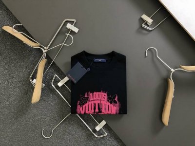 l牌*合身版型M-Xxxl 25春夏顶级黑色印花重磅经典短袖，精致工艺专柜面料，顶级元素融合打造，经典短袖3标齐全，潮男时尚，无论是上身舒适度还是都是无可比拟的