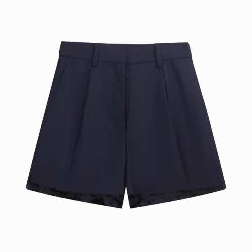 新款 Miumiu 25Ss Batavia短裤 首先面料采用100%羊毛西装料 面料接近100 米 非常非常贵 只做了200多条 成本很高 这款原版为男装版型