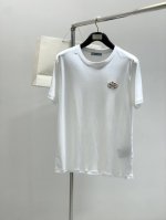 prada 普拉达，2025夏季最新品，专柜同步有售，时尚休闲圆领短袖T恤，进口原版面料，做工极为复杂，唯一可以做代购级别的渠道狠货，顶级刺绣工艺字母图案Log