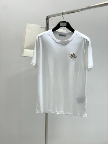 prada 普拉达，2025夏季最新品，专柜同步有售，时尚休闲圆领短袖T恤，进口原版面料，做工极为复杂，唯一可以做代购级别的渠道狠货，顶级刺绣工艺字母图案Log