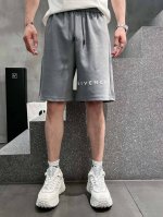 纪梵希 2025春夏新款休闲短裤！官网同步发售。定制品牌经典Logo，定制面料，舒适度极好，手触感强烈。辨识度极高，完美品相工艺。 尺码：M-3Xl