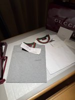 上新！ Gucc* 彩边领 字母胸标 属于夏日休闲极简穿搭！！版型是合身不贴身带轻微余量的，简单又耐看，胸前这Logo也是很有辨识度了，这个图片一眼看去很有“老