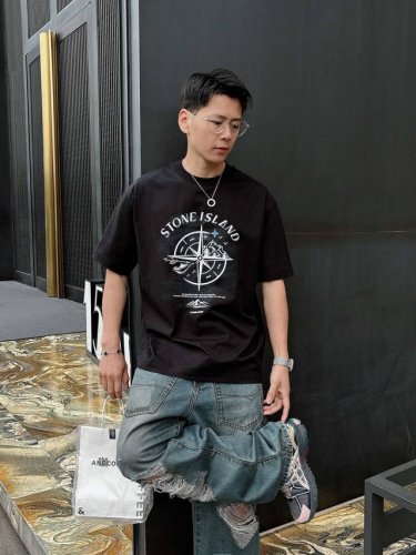 石头岛 2025春夏新款首发专柜最新款短袖圆领T恤 高端订制 设计前卫时尚！品牌Logo重工艺设计 高端定制丝光云朵棉面料.手感柔软.穿着舒适.专柜级别精致车线