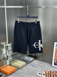 Ck 25S夏季运动休闲五分短裤，侧身无缝设计.经典字母3D烫画设计.减龄耐看！进口高级锦棉面料.上身柔软舒适，穿上非常惹眼哟！！！你值得拥有！颜色：黑色.白色