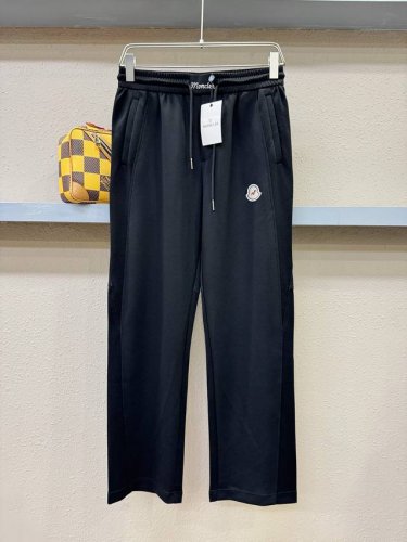 p310 Moncler蒙口 2025新品爆款休闲裤，定制进口面料，柔软舒适有质感，原版五金配件，非常炫酷细节处理精致，上身效果超级无敌赞，潮流百搭。尚选面料匠