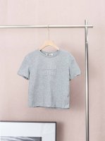 Miumiu 原单狠货 25Ss夏新款 Miumiu 气质少女风圆领经典款百搭减龄甜美气息。原版定制版型上身巨显瘦！ 1:1 原版定制纯棉面料 舒适透气 1:1