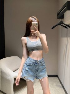Miumi* 25Ss春夏新款 字母微标花边小背心丨独家高版出品 叠穿主义 穿出属于自己的独一无二风格 简洁大气的打底 看似随意实则拿捏直接闭眼入 一点都不简单