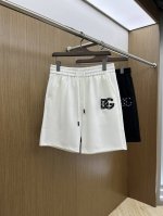 Dg 2540春夏新款男士休闲短裤 高端货简洁时尚大方 定制原版进口面料 简洁利落又清爽 品质做工细节经得起任何形式检验简约大方百搭款 上身优雅帅气，焕然一新的
